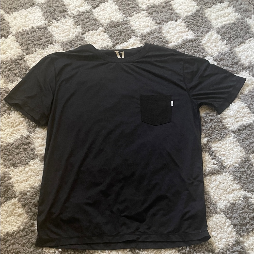 Vuori. Large. Trade wind tee.Like new.Work out strata material.Black with pocket